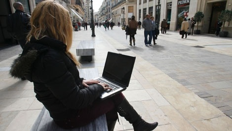 Mujer mirando internet desde su portatil Pone a la venta a sus hijos en Ebay 2