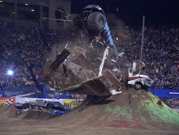 monstertrucks08-8732356
