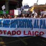 Manifestantes contrarios a la JMJ marchan al grito 'De mis impuestos, al Papa cero' 7