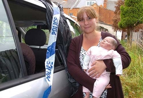 Policias destrozaron los cristales de un coche para rescatar una muñena 1 Policias destrozaron los cristales de un coche para rescatar una muñena 2