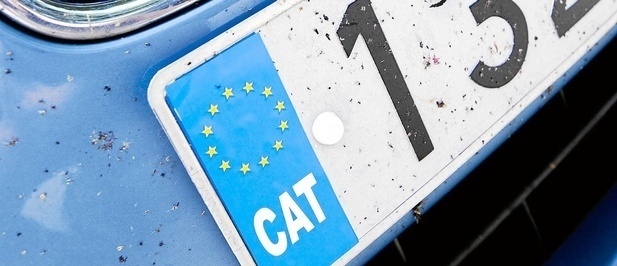 El distintivo «CAT» tapa la «E» de España en la matrícula de los vehículos. Así sucedió con el del conductor multado en Lérida Multa por llevar el distintivo CAT en la matrícula 2