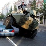 Un alcalde lituano destroza un Mercedes con un tanque 5