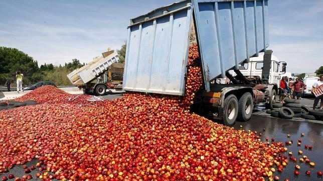 Agricultores tirando comida
