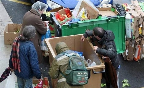 Arrestada por llevarse a casa las patatas fritas que un supermercado tiró a la basura 1 Arrestada por llevarse a casa las patatas fritas que un supermercado tiró a la basura 2