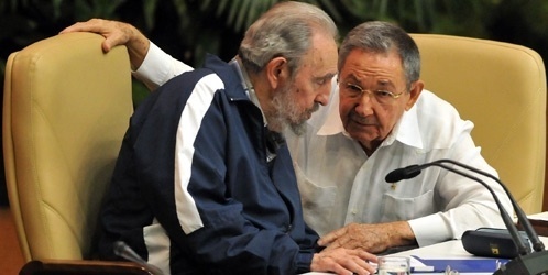 expresidente cubano Fidel Castro (i), habla con el actual mandatario, Raúl Castro Fidel Castro ataca al Gobierno de Rajoy: “Es fascista y admirador de Franco” 2