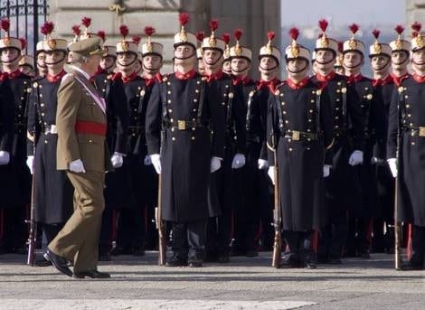 El Rey Juan Carlos pasa revista a la Guardia Real Mantener a la Guardia Real cuesta 45 millones de euros al año 2
