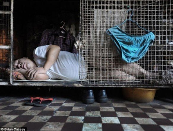 Espantosas imágenes - Pobres de Hong Kong viven en jaulas para animales 4