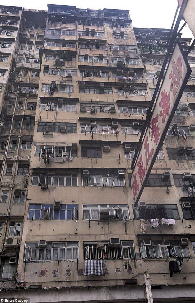 Espantosas imágenes - Pobres de Hong Kong viven en jaulas para animales 3