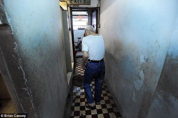 Espantosas imágenes - Pobres de Hong Kong viven en jaulas para animales 7