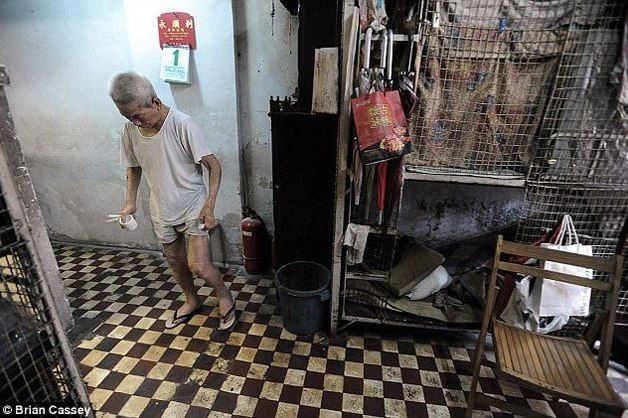 Espantosas imágenes - Pobres de Hong Kong viven en jaulas para animales 8