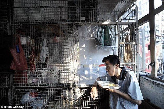 Espantosas imágenes - Pobres de Hong Kong viven en jaulas para animales 9
