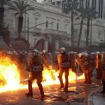 Atenas arde por la aprobación de los recortes en el Parlamento 9
