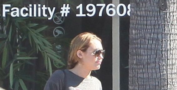 Paparazzis captan a Miley Cyrus saliendo de una tienda de marihuana 1 Paparazzis captan a Miley Cyrus saliendo de una tienda de marihuana 2