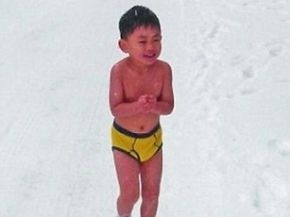 Obligan a su hijo de 4 años a correr sin ropa en la nieve 11