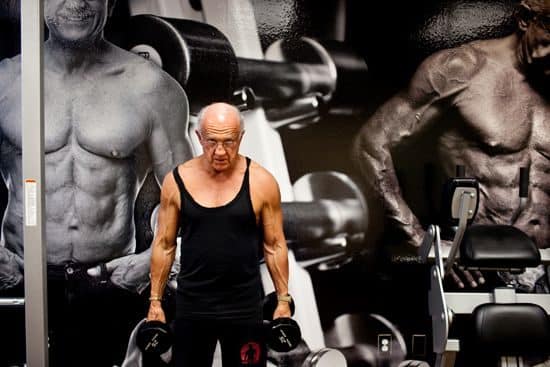  noticias Dr. Jeffry Life tiene 72 y un cuerpo de 20