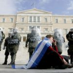 La Federación de Policías Griegos amenaza con detener a los representantes de la Unión Europea y del FMI 9