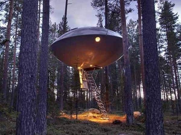 Es posible dormir en un ovni en medio del bosque 1 Es posible dormir en un ovni en medio del bosque 2