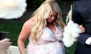 Súper embarazada, Jessica Simpson fue a una boda 1 Súper embarazada, Jessica Simpson fue a una boda 2
