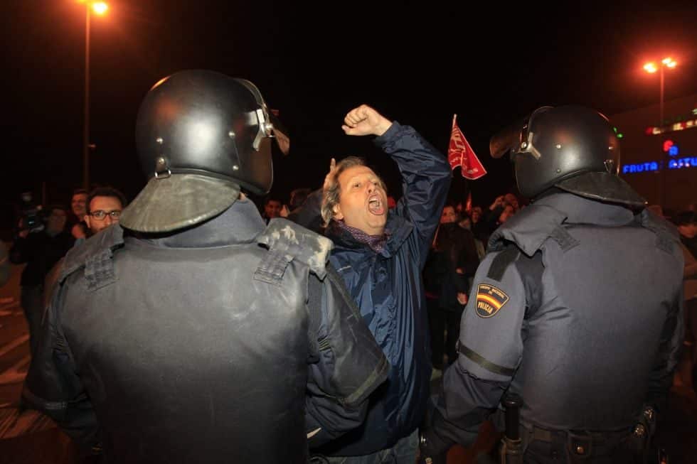 Huelga General 29M éxito y disturbios 24 Protestas ante el mercado de abastos de Madrid.