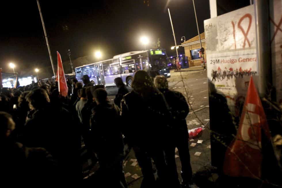 Huelga General 29M éxito y disturbios 29 Ambiente en las cocheras de la EMT de Entrevías, Madrid.