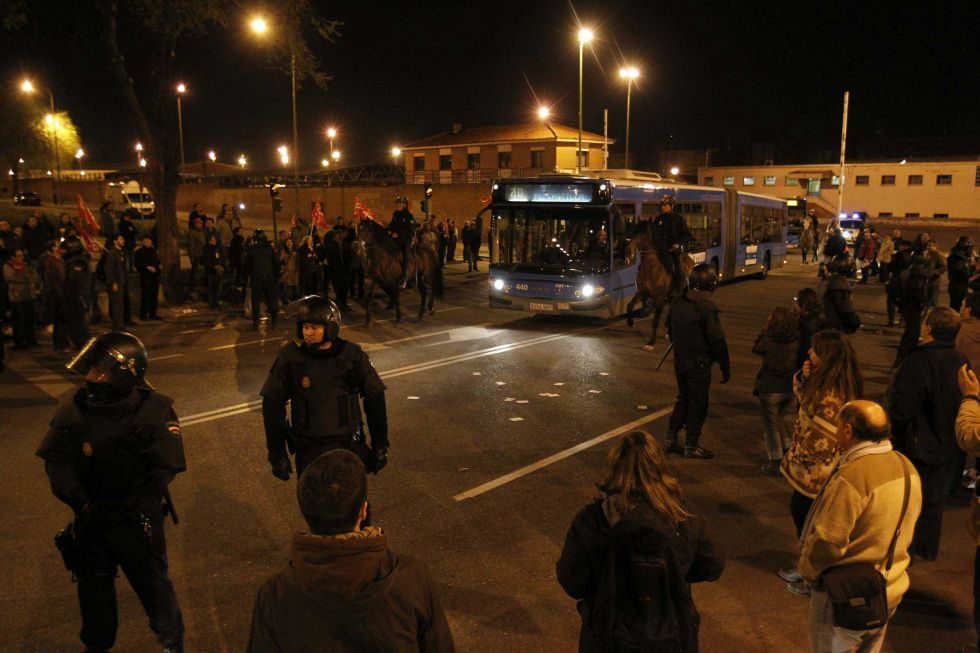 Policías antidisturbios controlan las cocheras de Fuencarral, Madrid.