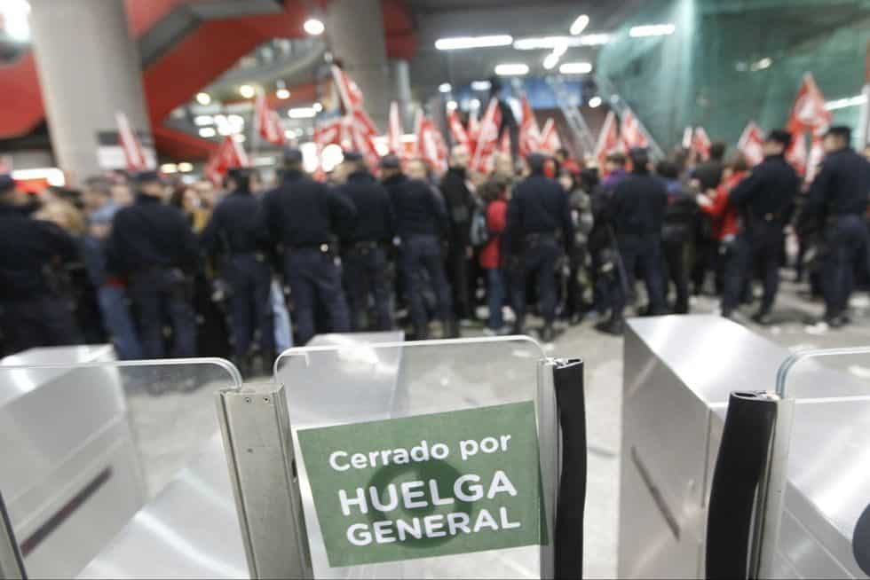 Piquetes y antidisturbios en la estación de Atocha, Madrid.