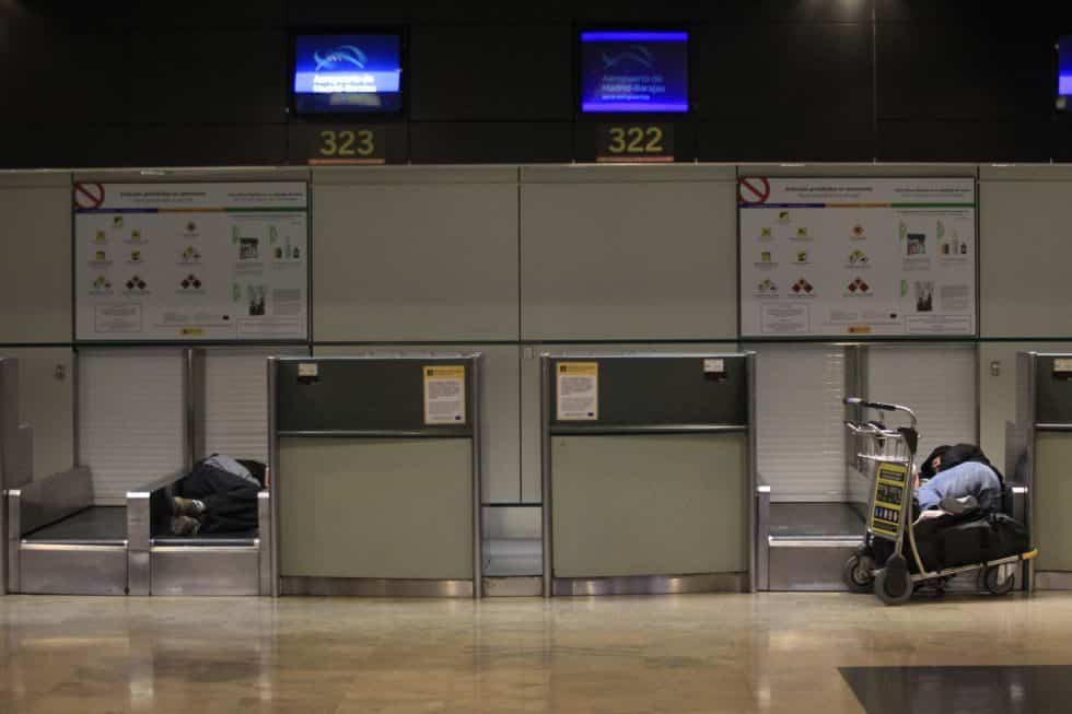 Pasajeros dormitan en el aeropuerto de Barajas. Los servicios mínimos garantiza el 40% de los vuelos internacionales fuera de Europa, el 20% de las conexiones europeas, el 50% de los vuelos entre la Península y Baleares, y el 10% de las interpeninsulares.