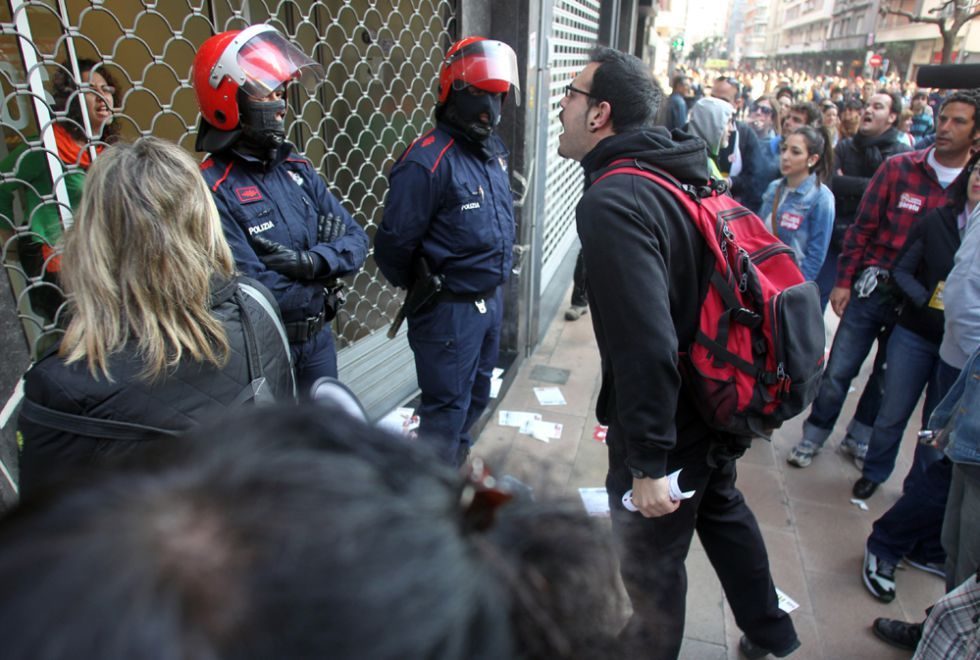Huelga General 29M éxito y disturbios 3 Un piquete increpa a un mujer en el interior de una tienda en Bilbao.