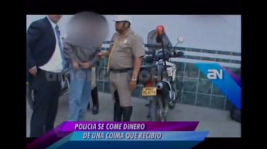 Policía corrupto se traga dinero para borrar pruebas de chantaje 1 Policía corrupto se traga dinero para borrar pruebas de chantaje 2