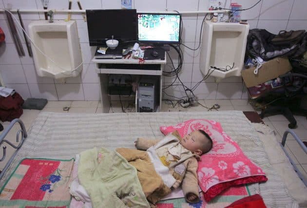 Una familia lleva seis años viviendo dentro de un baño público en China 5 Una familia lleva seis años viviendo dentro de un baño público en China 6