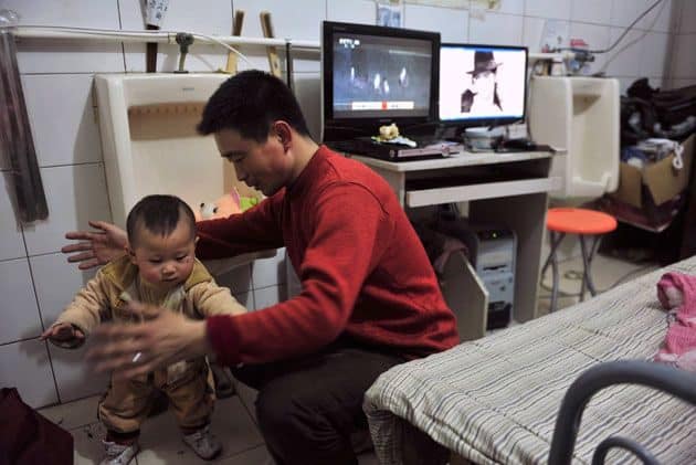 Una familia lleva seis años viviendo dentro de un baño público en China 3 Una familia lleva seis años viviendo dentro de un baño público en China 4