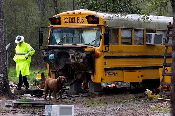 Autoridades de EEUU rescatan a dos niños que vivían en un autobús abandonado 1 Autoridades de EEUU rescatan a dos niños que vivían en un autobús abandonado 2