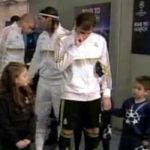 Video: El Cerdo Iker Casillas pega un moco a un niño 3