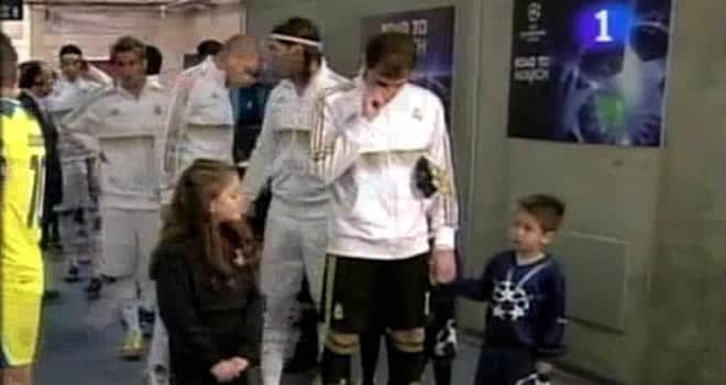 Video: El Cerdo Iker Casillas pega un moco a un niño 1 Video: El Cerdo Iker Casillas pega un moco a un niño 2