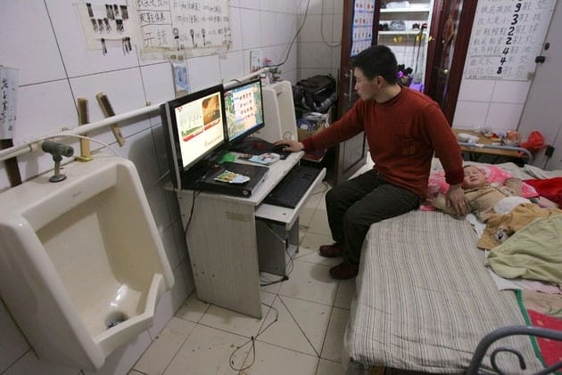 Una familia lleva seis años viviendo dentro de un baño público en China 1 Una familia lleva seis años viviendo dentro de un baño público en China 2
