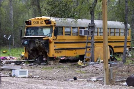 Autoridades de EEUU rescatan a dos niños que vivían en un autobús abandonado 2 noticias niños que vivían en un autobús abandonado
