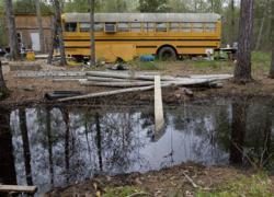 Autoridades de EEUU rescatan a dos niños que vivían en un autobús abandonado 4 noticias niños que vivían en un autobús abandonado