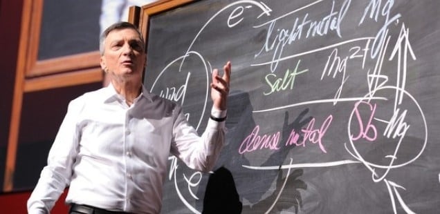 El profesor de ingeniería Donald Sadoway, utilizó un viejo pizarrón de tiza para anotar la fórmula de esta batería Batería líquida capaz de almacenar energía verde 2