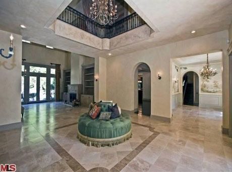 Britney Spears vende su mansión de Beverly Hills por más de 4,2 millones de dólares 13 noticias Britney Spears vende su mansión de Beverly Hills por más de 4,2 millones de dólares