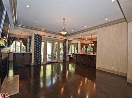 Britney Spears vende su mansión de Beverly Hills por más de 4,2 millones de dólares 8 noticias Britney Spears vende su mansión de Beverly Hills por más de 4,2 millones de dólares