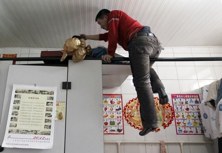 Una familia lleva seis años viviendo dentro de un baño público en China 8 Una familia lleva seis años viviendo dentro de un baño público en China 9