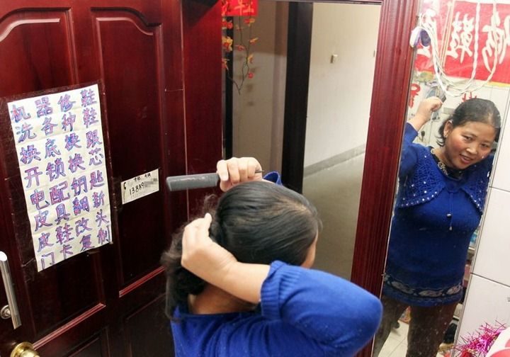 Una familia lleva seis años viviendo dentro de un baño público en China 9 Una familia lleva seis años viviendo dentro de un baño público en China 10