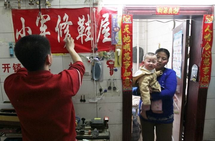 Una familia lleva seis años viviendo dentro de un baño público en China 7 Una familia lleva seis años viviendo dentro de un baño público en China 8
