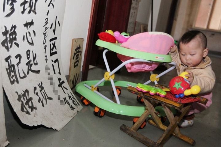 Una familia lleva seis años viviendo dentro de un baño público en China 10 Una familia lleva seis años viviendo dentro de un baño público en China 11