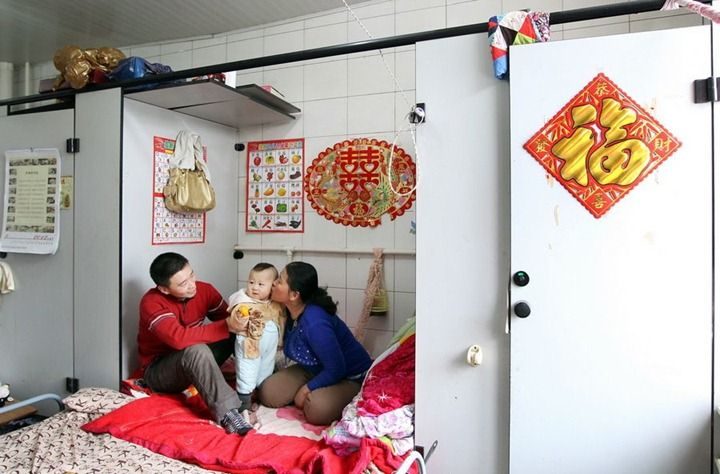 Una familia lleva seis años viviendo dentro de un baño público en China 6 Una familia lleva seis años viviendo dentro de un baño público en China 7