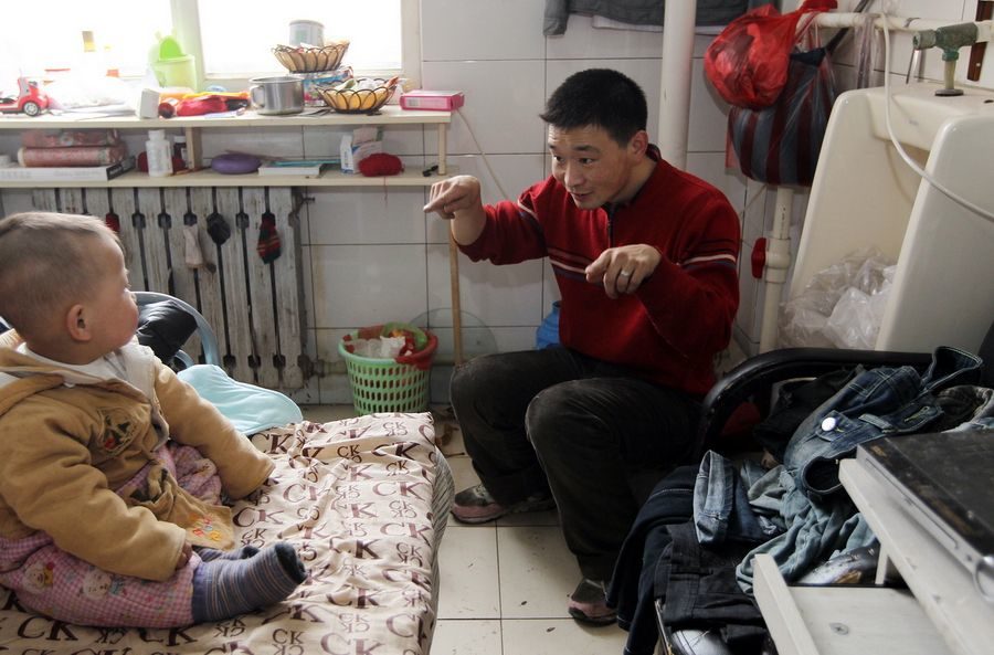 Una familia lleva seis años viviendo dentro de un baño público en China 11 Una familia lleva seis años viviendo dentro de un baño público en China 12