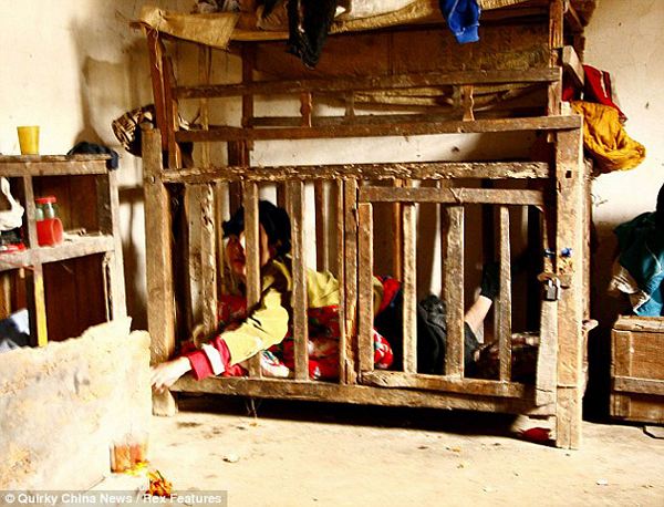 La terrible historia de un joven discapacitado cuya familia lo encerró en una jaula 4