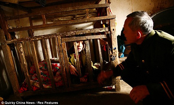 La terrible historia de un joven discapacitado cuya familia lo encerró en una jaula 5