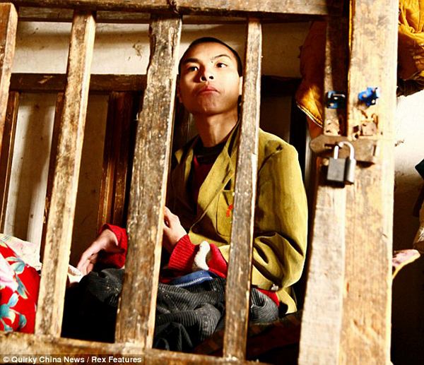 La terrible historia de un joven discapacitado cuya familia lo encerró en una jaula 6