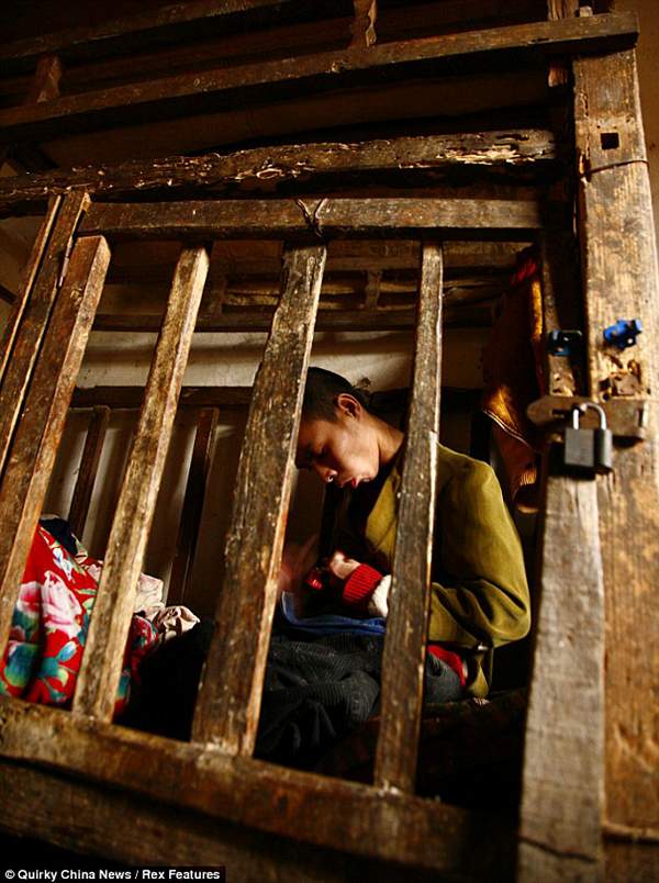 La terrible historia de un joven discapacitado cuya familia lo encerró en una jaula 7